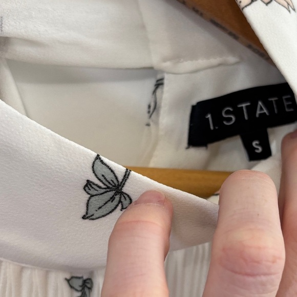 Floral Pleated Blouse - white floral - Picture 4 of 5